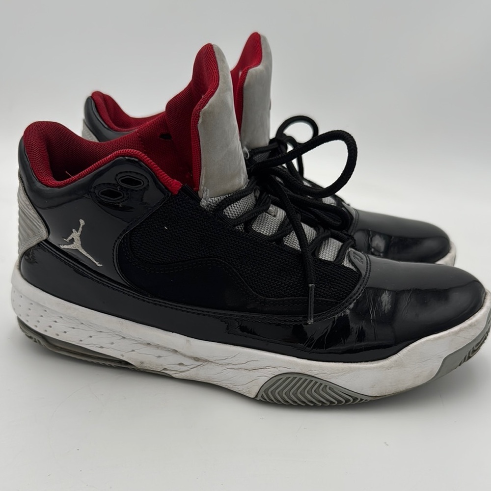 Nike Air Jordan Max Aura 2 Black White Wolf Grey Red Men's Size 7.5 Pre-owned